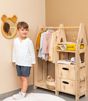 Montessori kinderkledingkast van natuurhout met lades en kledingroede - galeriefoto 3 | Cozy Collections