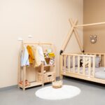 Montessori kinderkledingkast van natuurhout met lades en kledingroede - galeriefoto 6 | Cozy Collections