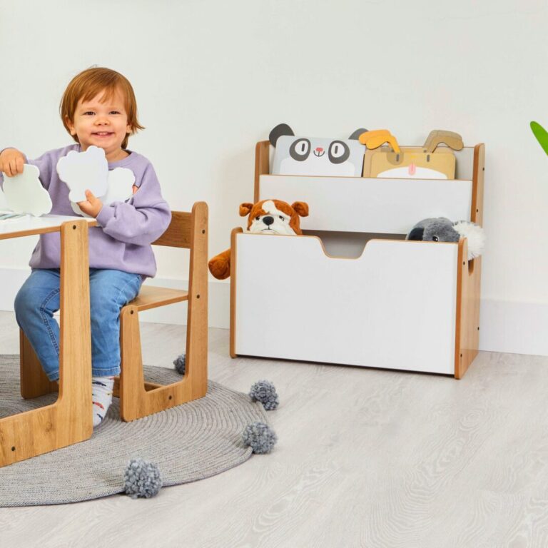 2-in-1 Montessori speelgoedkist en boekenrek van natuurhout en wit met draaggrepen - productafbeelding | Cozy Collections