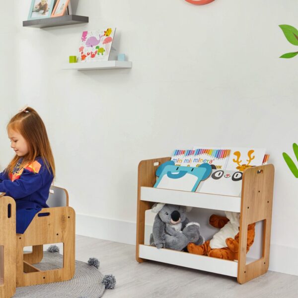 Dove boekenrek met 2 niveaus van natuurhout en wit met Montessori draaggrepen - productafbeelding | Cozy Collections
