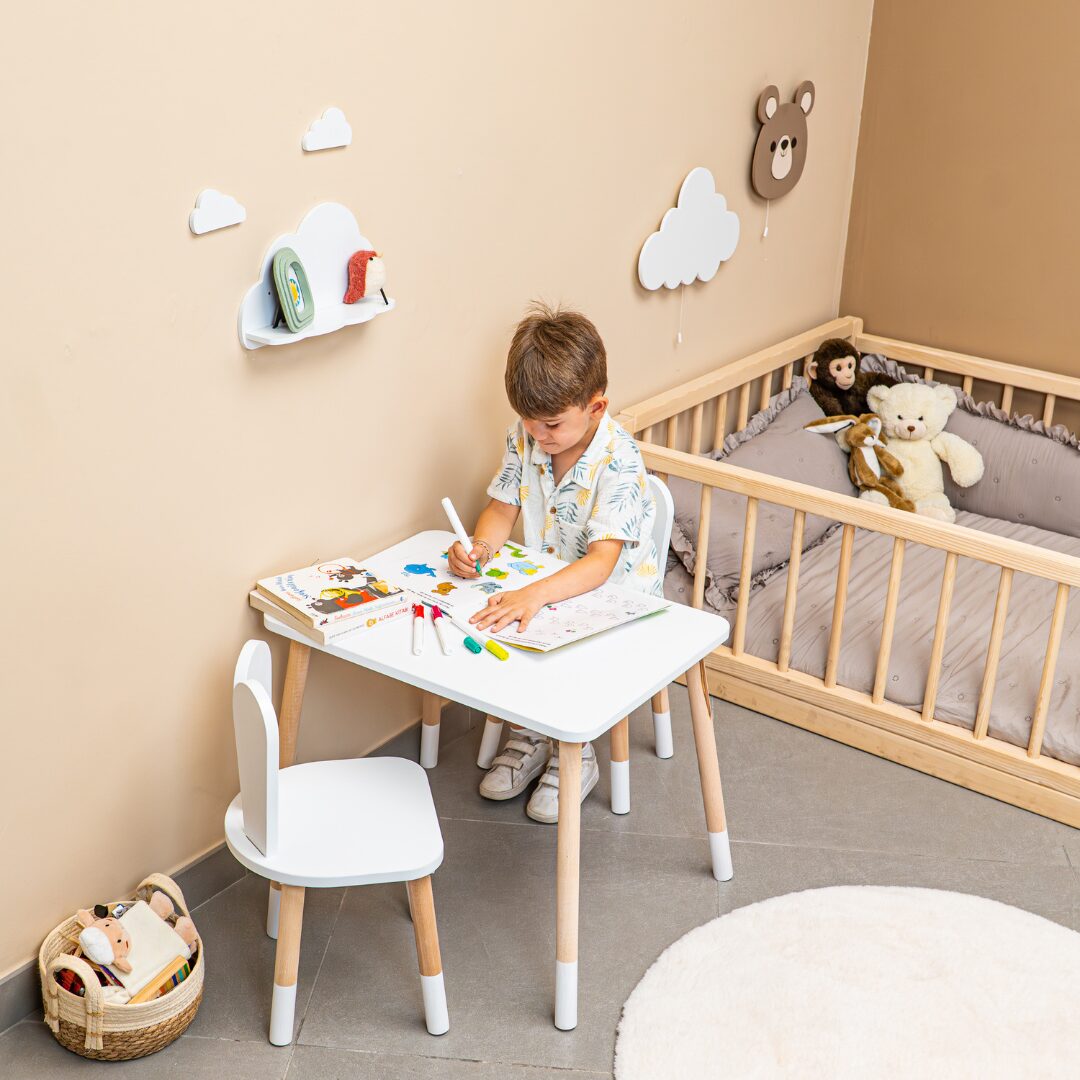 Tafelset met 2 stoeltjes wit konijn van natuurhout | Montessori - galeriefoto 2 | Cozy Collections