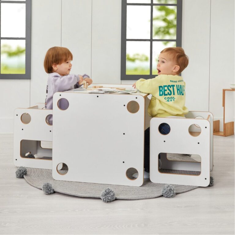 Multifunctionele kindertafel met 2 stoeltjes van wit en natuurhout | Goldfinch serie 0-6 jaar - productafbeelding | Cozy Collections