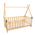 Montessori tipi-huisbed van natuurhout met veiligheidshekje - productafbeelding | Cozy Collections