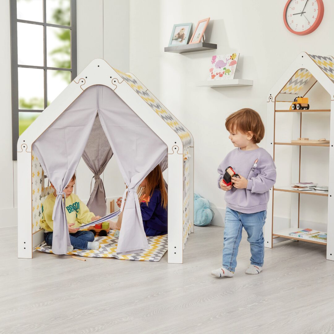 Wit kinderspeelhuis met stoffen tent | Montessori hut in geel en grijs - productafbeelding | Cozy Collections