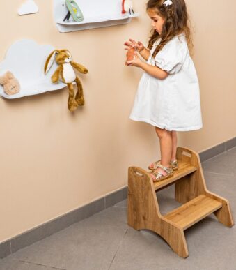 Montessori opstapje met 2 treden van natuurhout - galeriefoto 2 | Cozy Collections