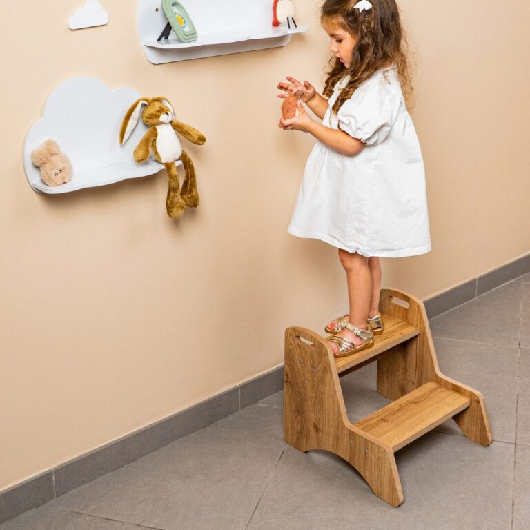 Montessori opstapje met 2 treden van natuurhout - galeriefoto 2 | Cozy Collections