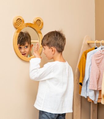 Decoratieve wandspiegel beer van natuurhout voor de kinderkamer - galeriefoto 5 | Cozy Collections
