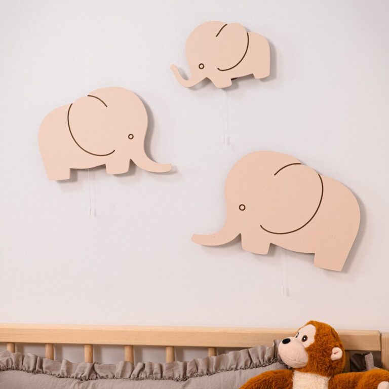 LED-wandlamp set olifantenfamilie van handgeschilderd hout | Papa, mama & baby - productafbeelding | Cozy Collections