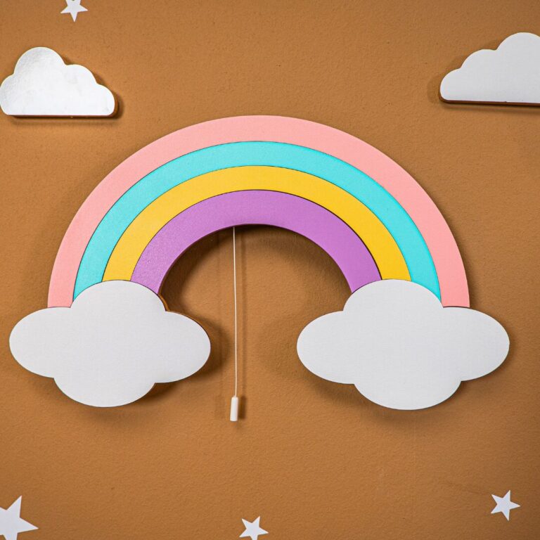 LED-wandlamp regenboog van handgeschilderd hout met wolken in 4 pastelkleuren - productafbeelding | Cozy Collections