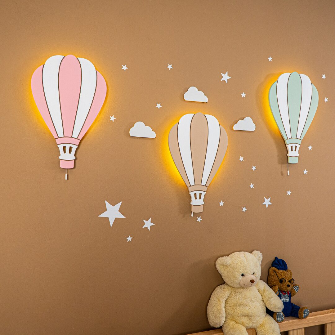 LED-wandlamp luchtballon Cappadocië van handgeschilderd hout in pastelkleuren - productafbeelding | Cozy Collections