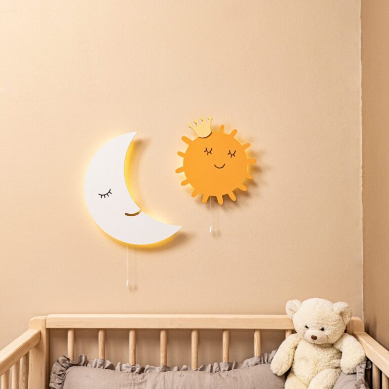 LED-wandlamp zon met handgeschilderde houten krans - galeriefoto 2 | Cozy Collections