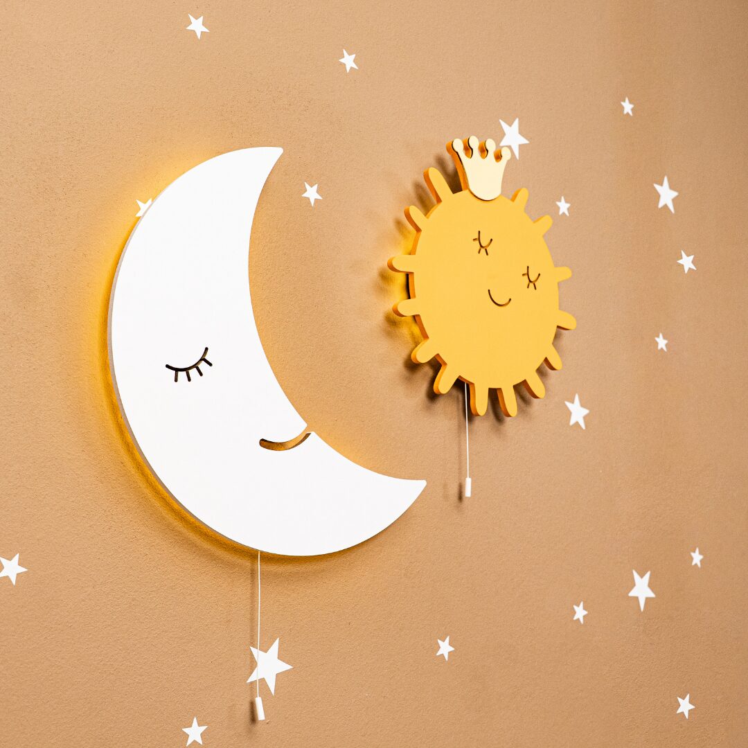 LED-wandlamp zon met handgeschilderde houten krans - productafbeelding | Cozy Collections
