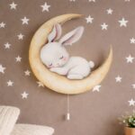 Wandnachtlamp slapend konijntje op de maan | Houten LED nachtlamp