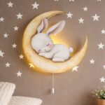 Wandnachtlamp slapend konijntje op de maan | Houten LED nachtlamp