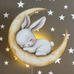 Wandnachtlamp slapend konijntje op de maan | Houten LED nachtlamp