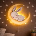 Wandnachtlamp slapend konijntje op de maan | Houten LED nachtlamp