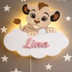Gepersonaliseerde leeuwenwelp op wolk LED-wandnachtlamp | Houten LED nachtlamp