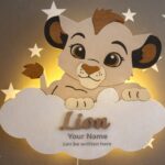 Gepersonaliseerde leeuwenwelp op wolk LED-wandnachtlamp | Houten LED nachtlamp